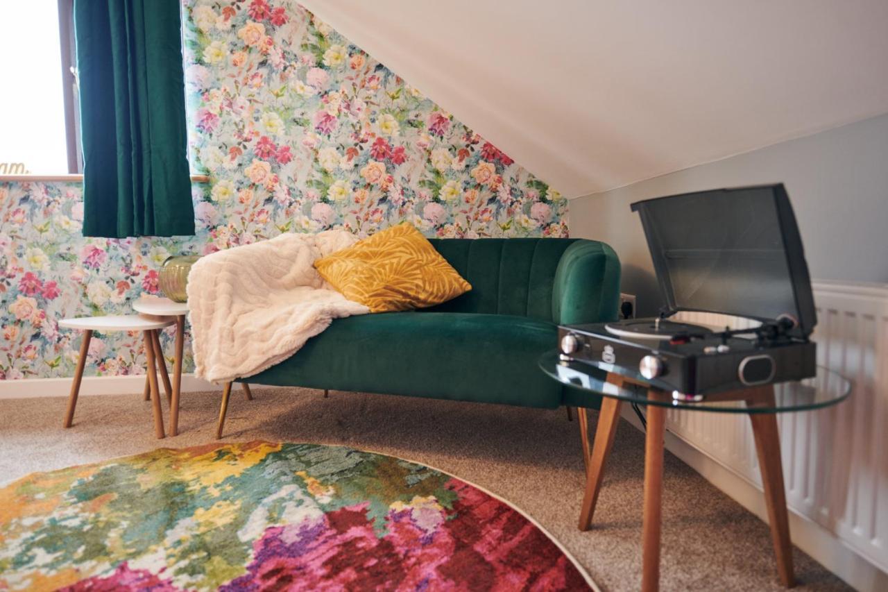 Maes Y Mel- A Couples, Pet Friendly, Rural Romantic Getaway With Countryside Views Gellywen Exterior photo