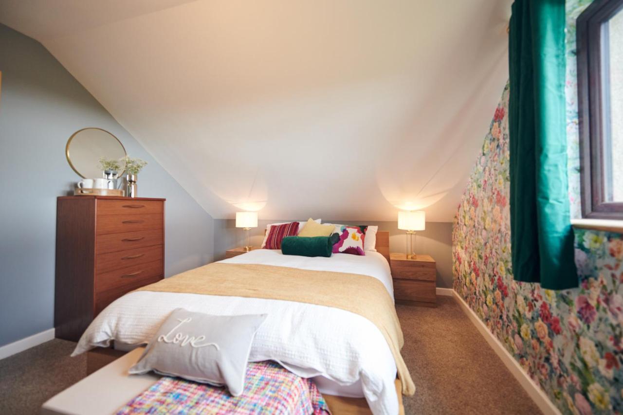 Maes Y Mel- A Couples, Pet Friendly, Rural Romantic Getaway With Countryside Views Gellywen Exterior photo