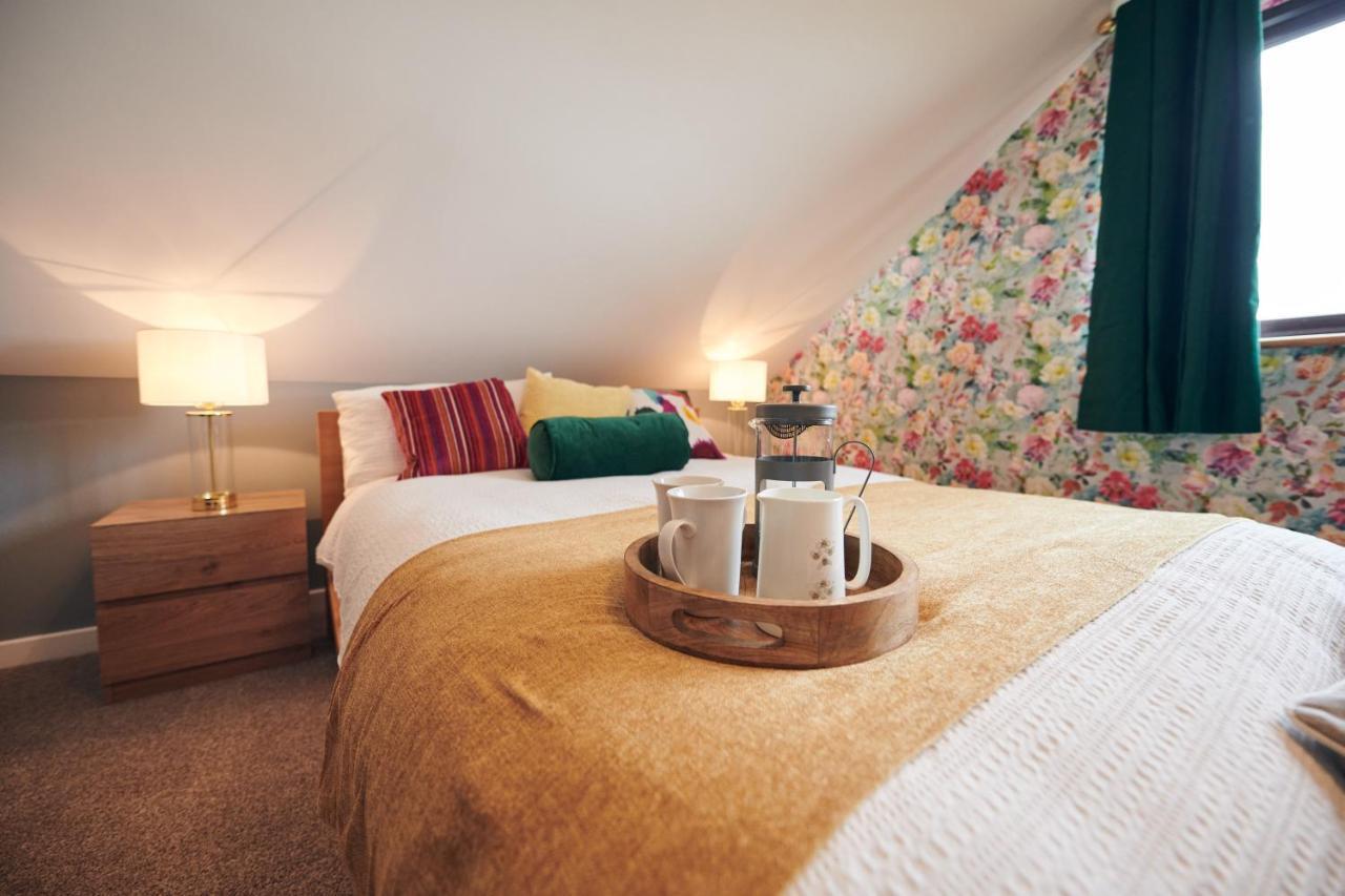 Maes Y Mel- A Couples, Pet Friendly, Rural Romantic Getaway With Countryside Views Gellywen Exterior photo